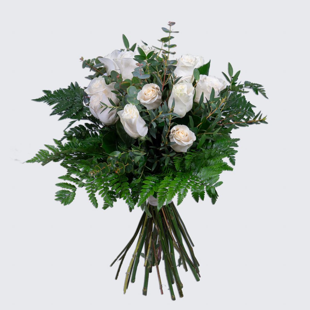 Ramo de 12 rosas blancas para enviar a domicilio en Madrid.