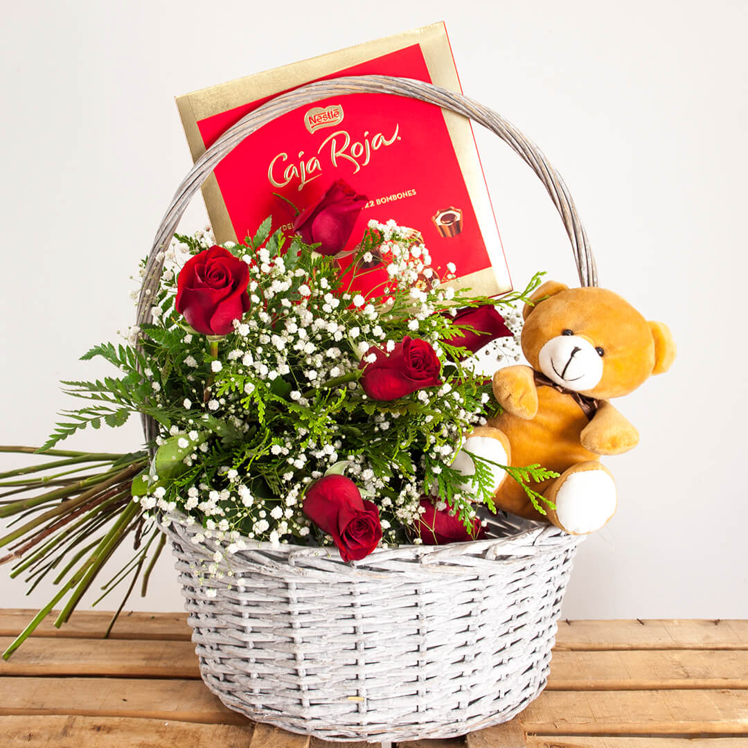 cesta de flores con rosas para regalar con botella de vino y peluche a domicilio en madrid.