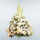 Centro de flores para funeral en tonos blancos.