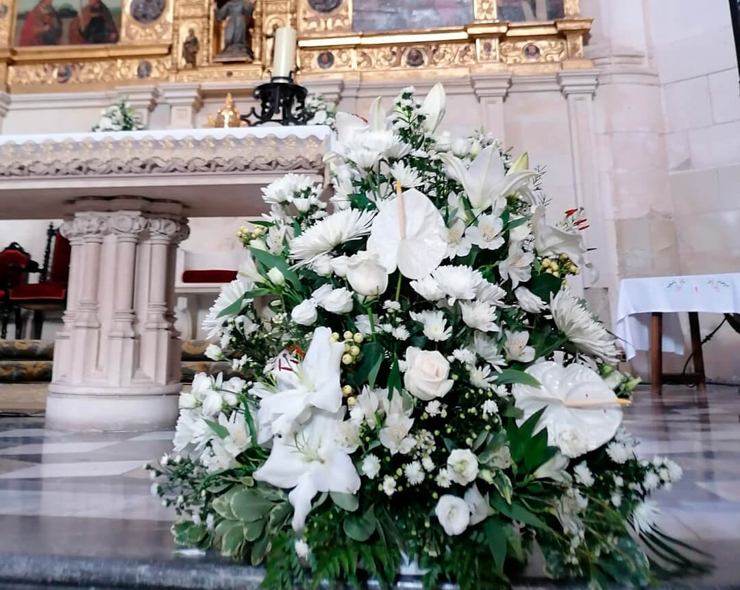 Centro de flores para boda en el altar de la iglesia.