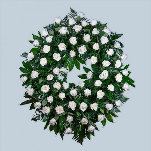 Corona de flores para tanatorios de madrid toda de rosas blancas.