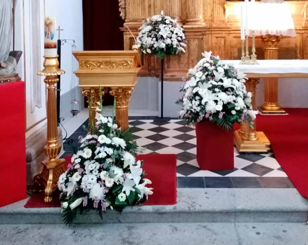 Centros de flores blancos para boda en el altar de la iglesia.