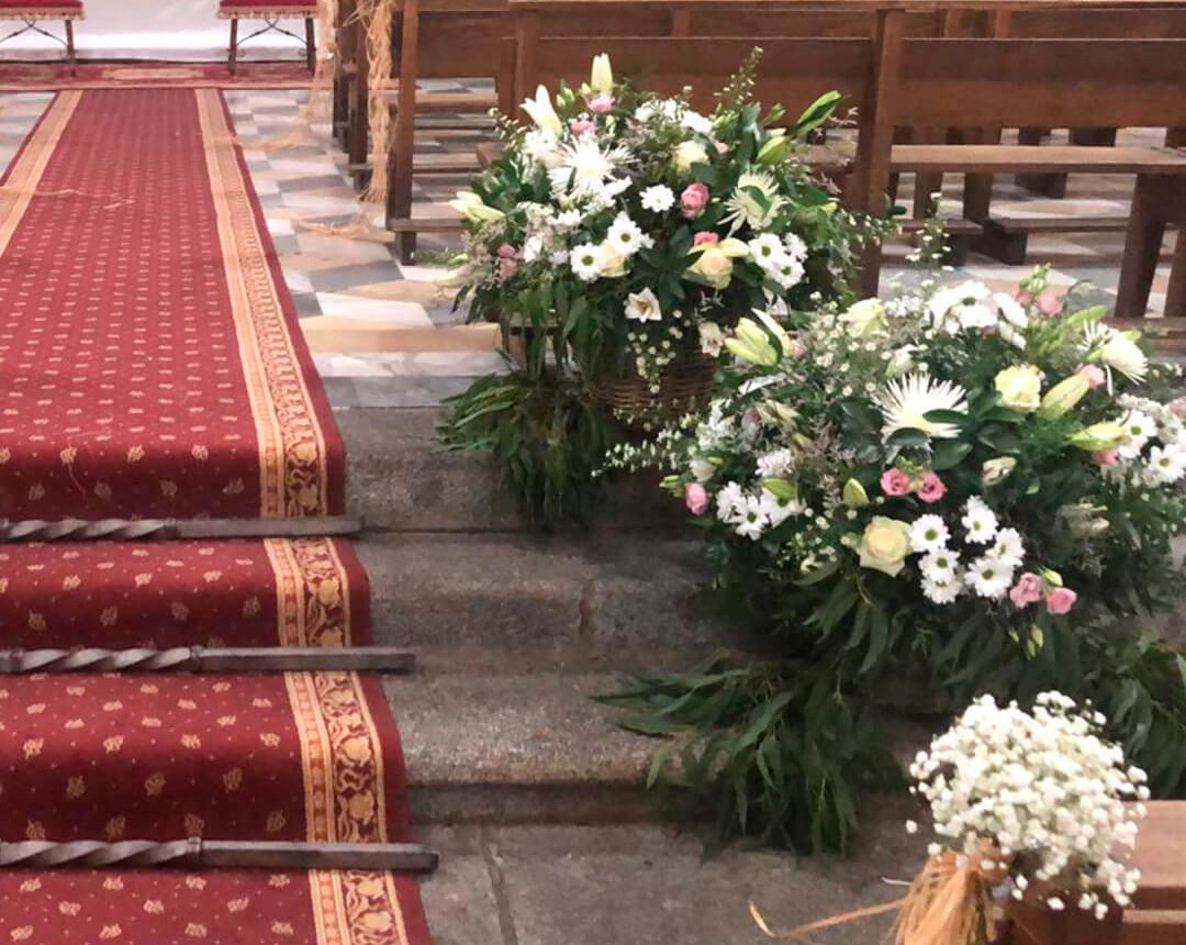 Centros de flores para boda el pasillo de la iglesia.