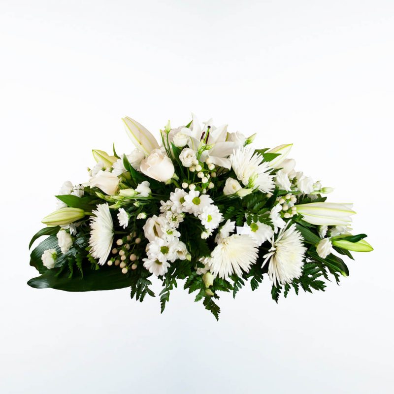 Centro de flores blanco plano para enviar a tanatorios de Madrid.