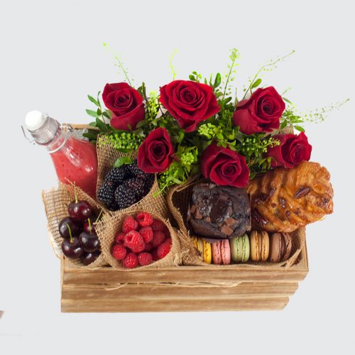 Detalle de Desayuno premium con rosas rojas a domicilio en Madrid