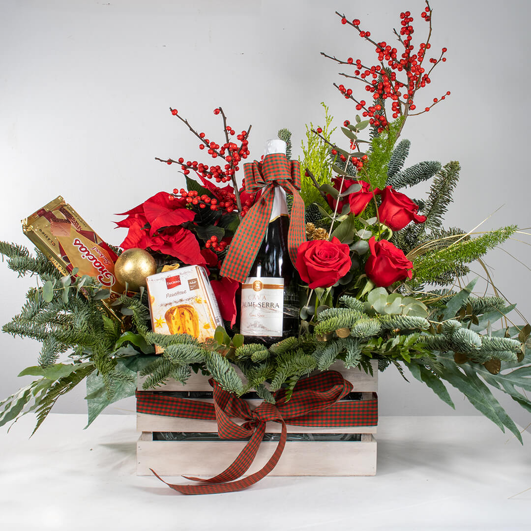 cesta de navidad con flores para regalar a domicilio en Madrid.