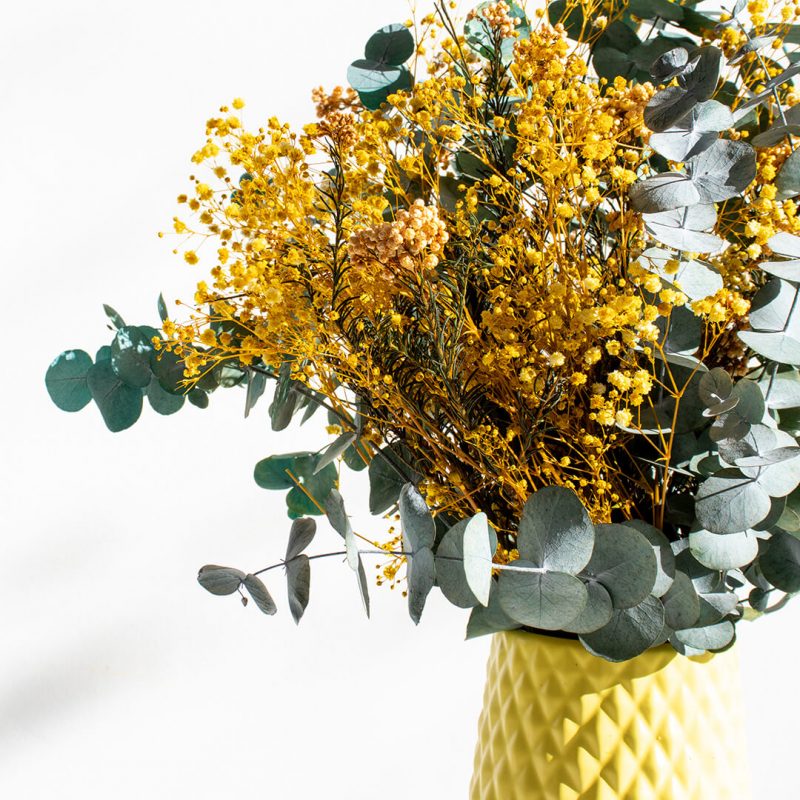 Detalle de Ramo de flores preservadas amarillas con eucalipto a domicilio.